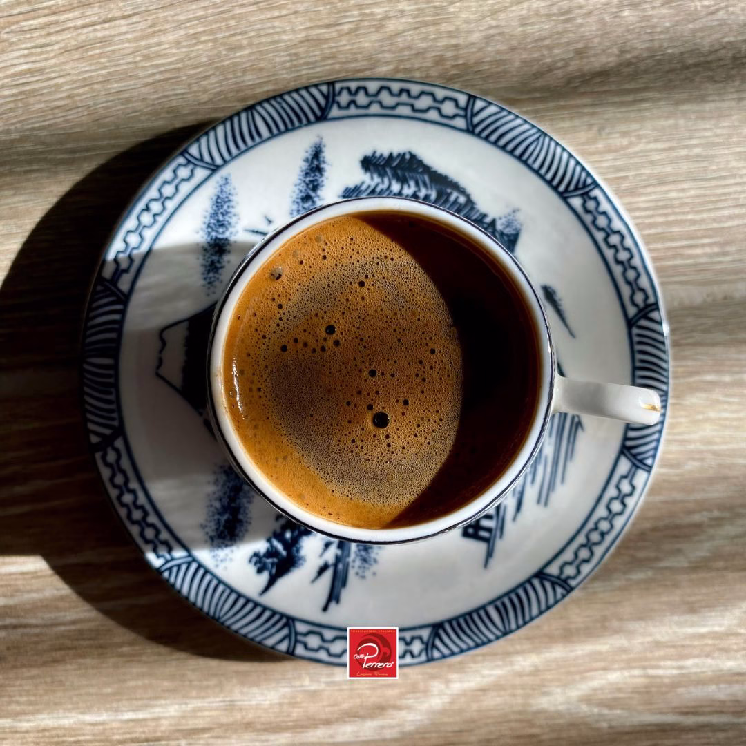 C'è un momento della mattina che appartiene solo a te, quello della prima tazzina. Aromi intensi, crema densa e il silenzio di pochi secondi prima che il giorno cominci davvero. 
Prenditi questo momento tutto per te perché, nella vita, le cose belle si assaporano lentamente proprio come un buon espresso!

#relax #caffeperrero #torrefazioneartigianale #coffeeroastercompany #caffè #coffee #familypassionsince1971