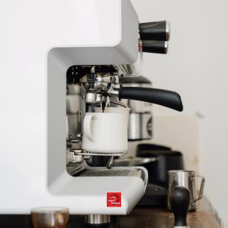 Il profumo che arriva prima ancora del primo sorso è il segnale che la giornata può cominciare per davvero; il caffè scende lento, denso e il mondo fuori può aspettare ancora qualche secondo. 
Da generazioni Caffè Perrero è parte integrante di questo momento. Tutto è nelle mani di chi conosce il valore di una tazzina fatta come si deve, di chi non scende a compromessi quando si parla di qualità!

#espresso #caffeperrero #torrefazioneartigianale #coffeeroastercompany #caffè #coffee #familypassionsince1971