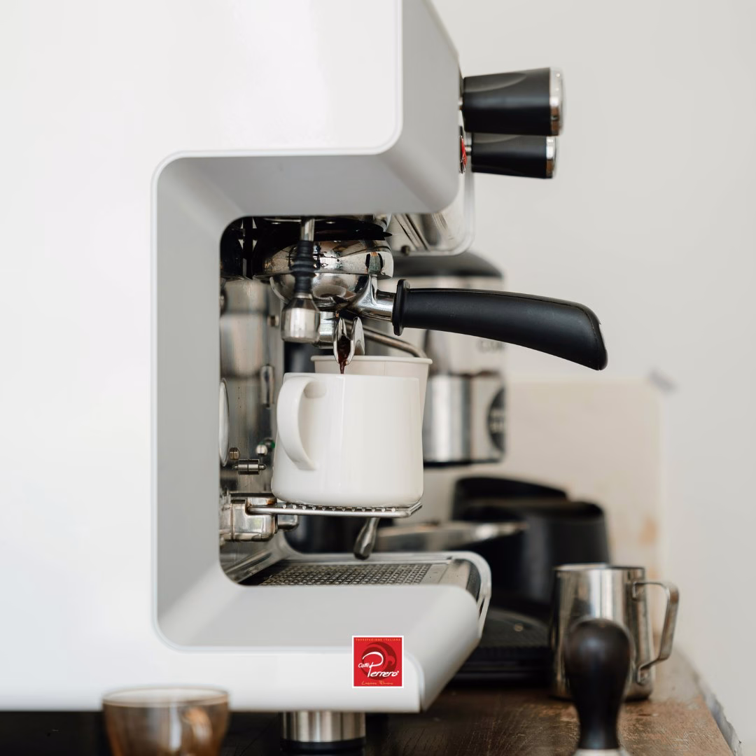 Il profumo che arriva prima ancora del primo sorso è il segnale che la giornata può cominciare per davvero; il caffè scende lento, denso e il mondo fuori può aspettare ancora qualche secondo. 
Da generazioni Caffè Perrero è parte integrante di questo momento. Tutto è nelle mani di chi conosce il valore di una tazzina fatta come si deve, di chi non scende a compromessi quando si parla di qualità!

#espresso #caffeperrero #torrefazioneartigianale #coffeeroastercompany #caffè #coffee #familypassionsince1971