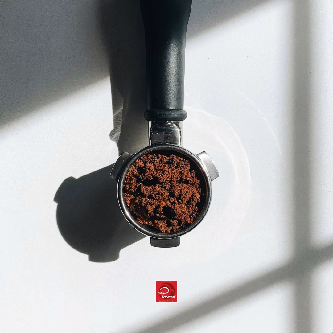 Il momento prima della magia!
Caffè macinato al punto giusto, pressato con cura ed estratto con amore.
Non è soltanto un caffè ma anni dedicati alla ricerca del chicco giuso, di miscele bilanciate al grammo e di giornate passate ad ascoltare cosa racconta la tostatura.
Ogni tazzina è una promessa, mantenuta da sempre!
#caffèmacinato #caffeperrero #torrefazioneartigianale #coffeeroastercompany #caffè #coffee #familypassionsince1971