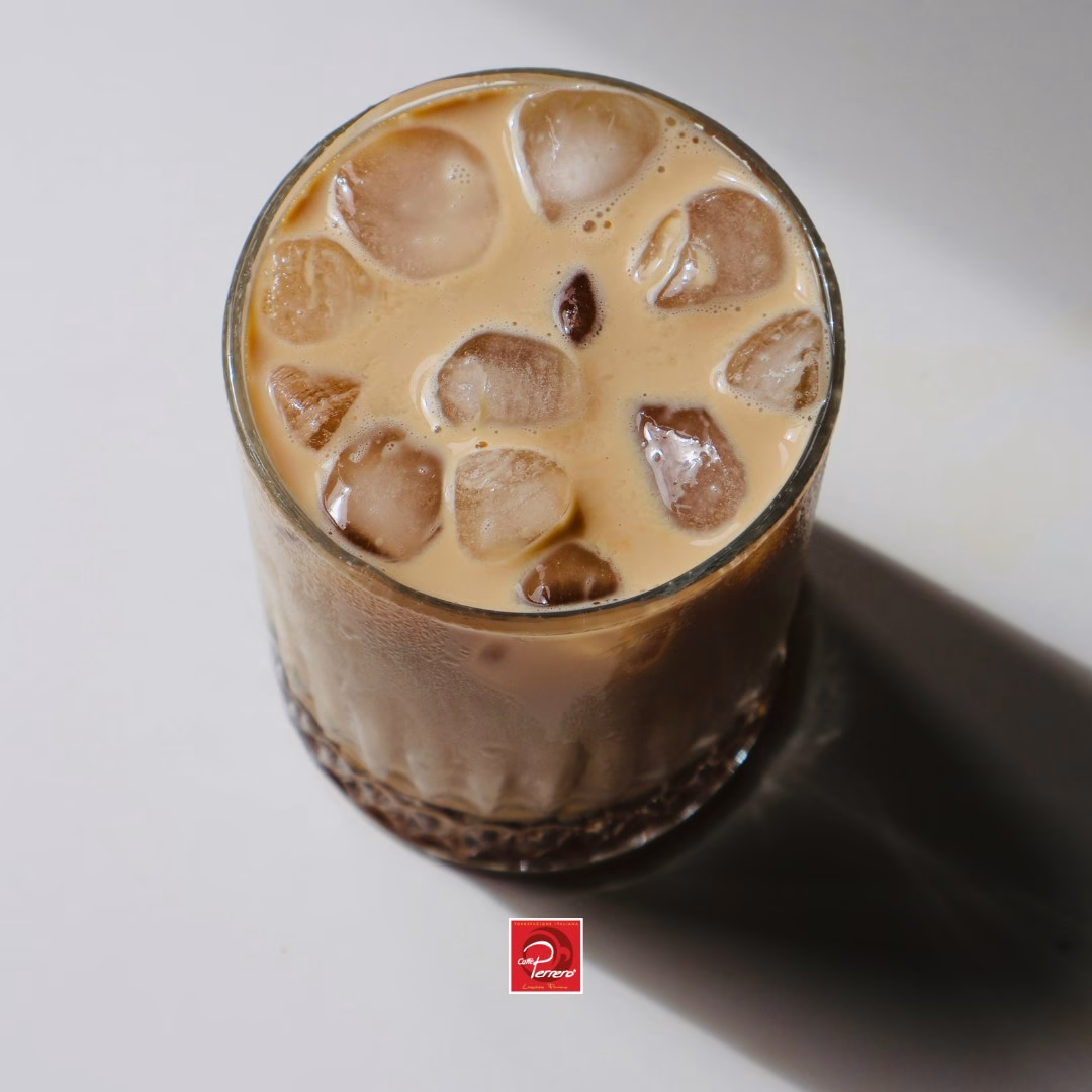Quando le temperature salgono e arriva l'estate, la voglia di un buon caffè non svanisce ma cambia forma. L'Iced Coffee nasce dalla stessa miscela che lavoriamo ogni giorno in torrefazione, solo servita con qualche cubetto di ghiaccio in più!
Il caldo può cambiare le nostre abitudini ma mai la qualità che da generazioni mettiamo in ogni tazza. 
Vi aspettiamo per farvi assaggiare quello che, per noi, è semplicemente casa

#icedcoffee #summer #caffeperrero #torrefazioneartigianale #coffeeroastercompany #caffè #coffee #familypassionsince1971