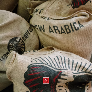 I sacchi di juta sono il primo capitolo di un caffè infatti custodiscono i chicchi selezionati, scelti uno a uno, portando con sé il profumo della terra da cui provengono.
Noi di Caffè Perrero crediamo che un buon caffè nasca prima di arrivare in torrefazione. Nasce dalla qualità della materia prima, dalla cura di chi lo coltiva e dal rispetto per ogni origine. 
Questo è il segreto che portiamo in ogni tazza da generazioni poiché la qualità si vede, si sente e soprattutto si assaggia!

#materiaprima #caffeperrero #torrefazioneartigianale #coffeeroastercompany #caffè #coffe #familypassionsince1971